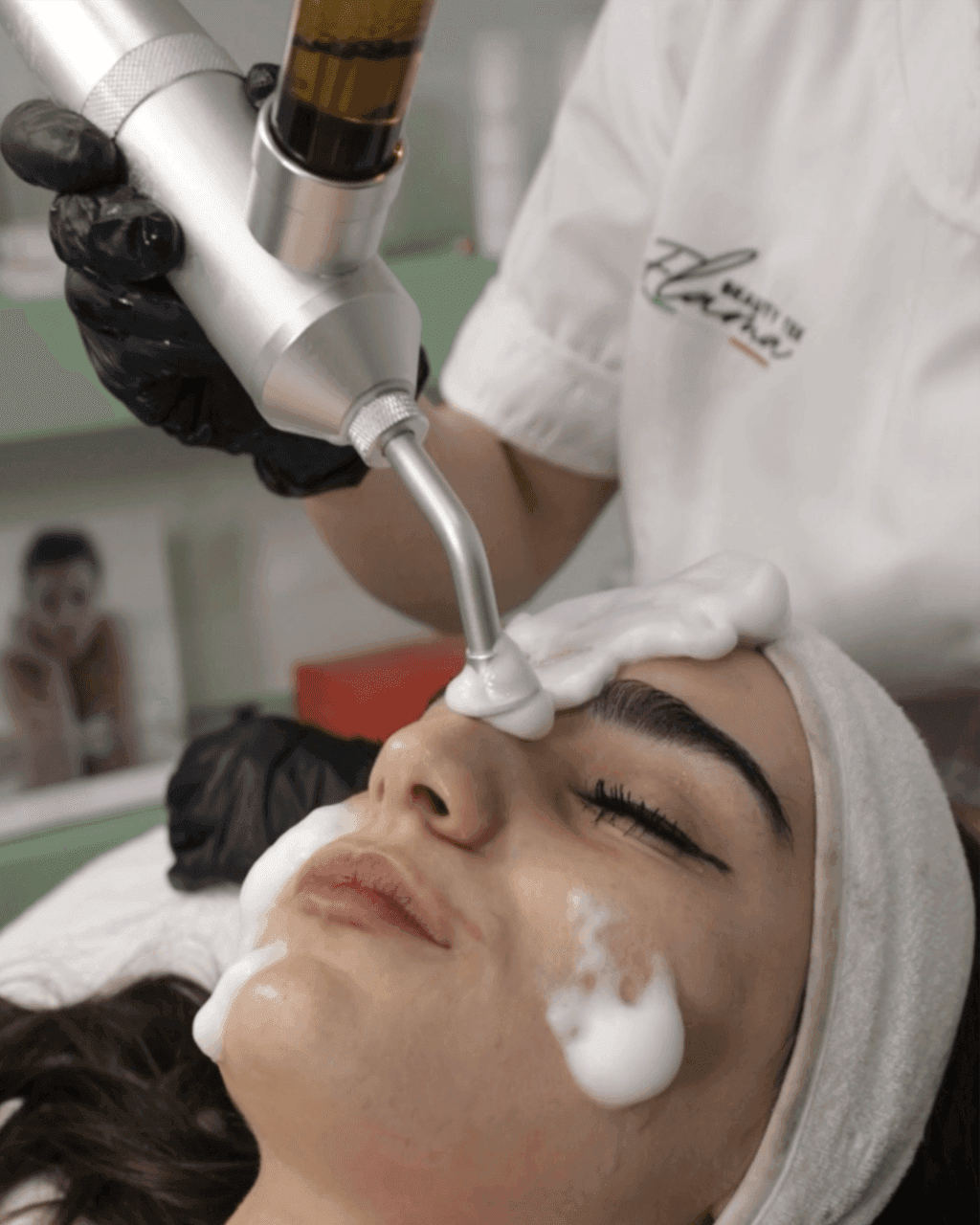 Manipolo Bubble Mousse di Hidraskin durante un trattamento viso