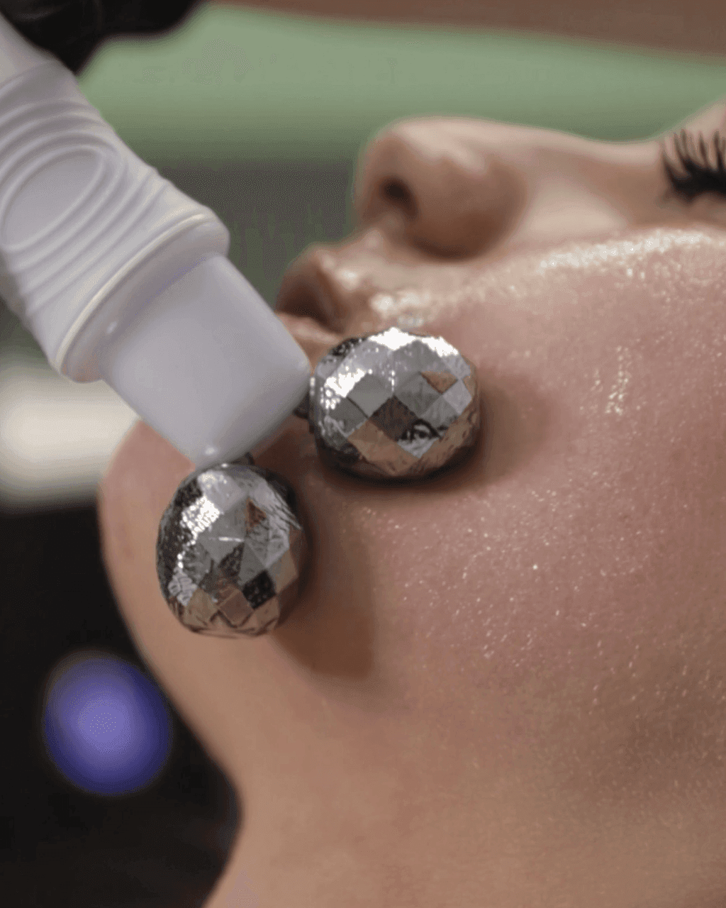 Manipolo microcorrenti bipolare di Hidraskin durante un trattamento viso
