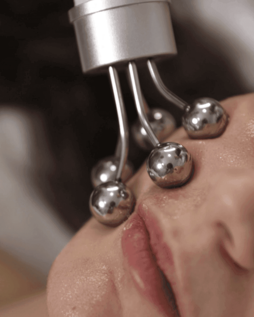 Manipolo microcorrenti multipolari di Hidraskin durante un trattamento viso