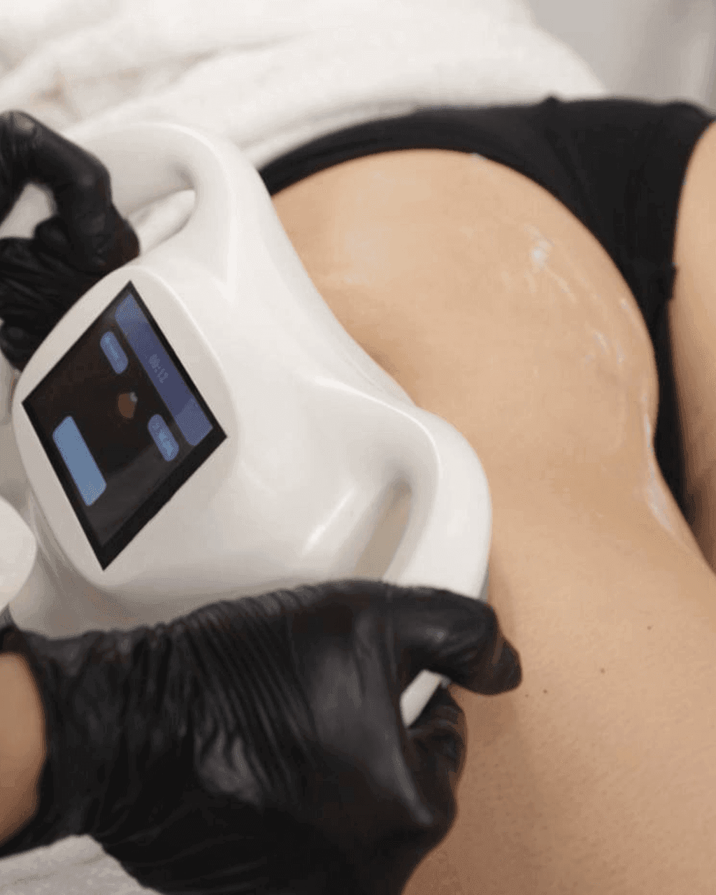 Il manipolo 1 di Mu-Shape con il display touch acceso, appoggiato sui glutei