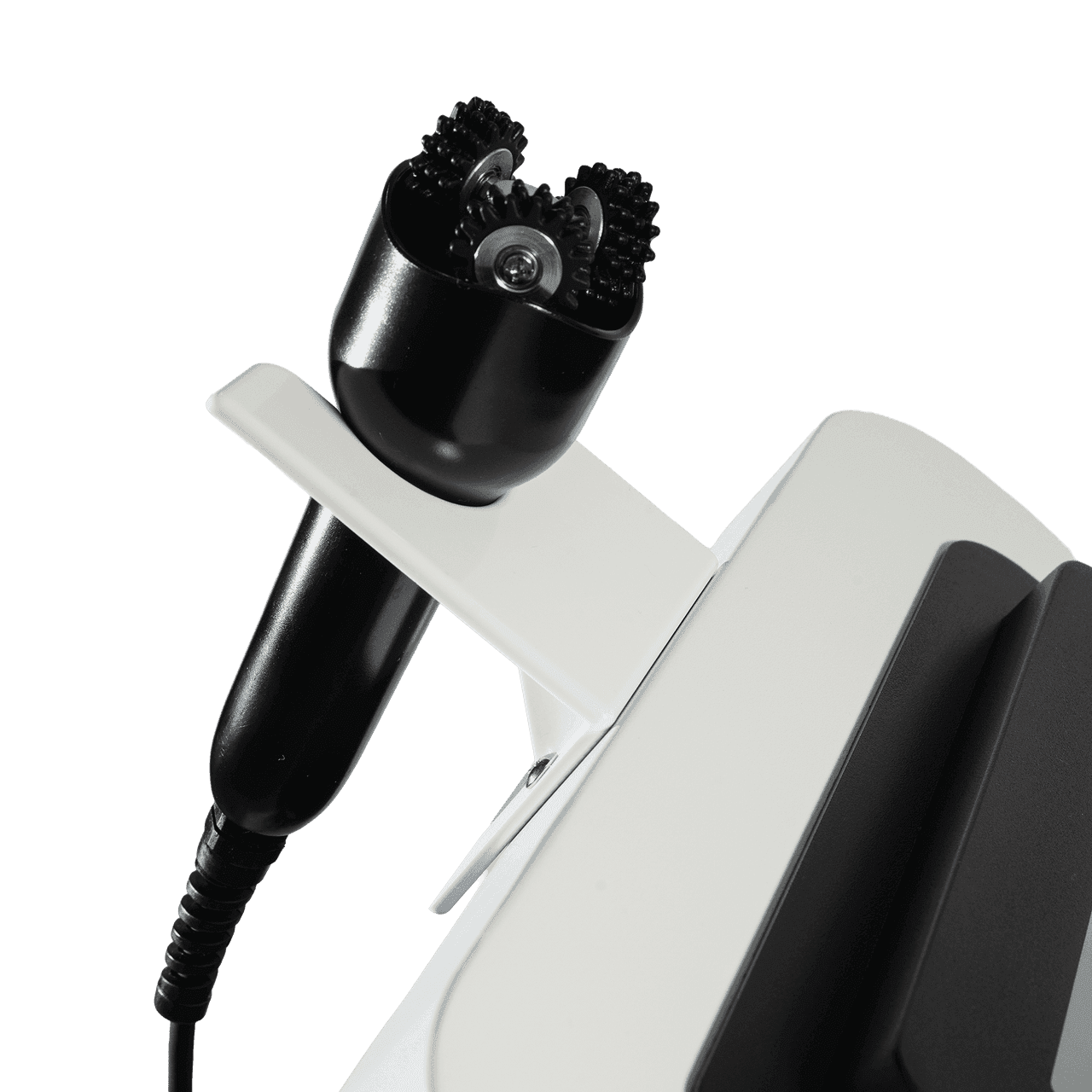 Il manipolo piccolo di Skin Sculpt nel supporto in cima alla colonna, con la testina a rotelle dentate