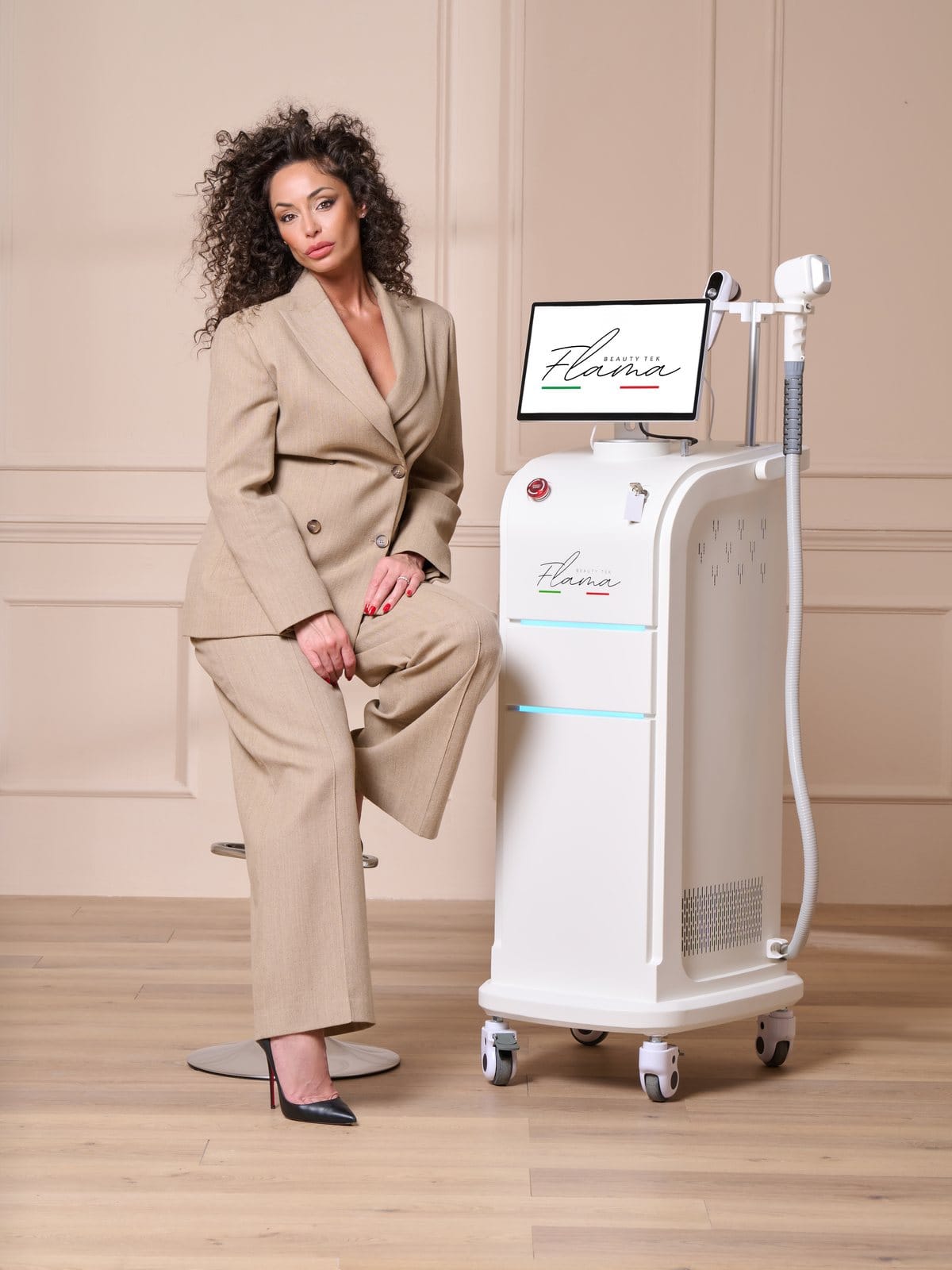 Raffaella Fico seduta accanto a Laser Ether, il diodo premium Flama Beauty Tek