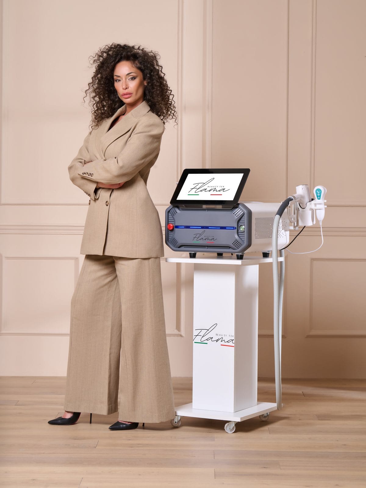 Raffaella Fico in piedi accanto a Laser Epilux 2.0 Flama sulla sua colonna
