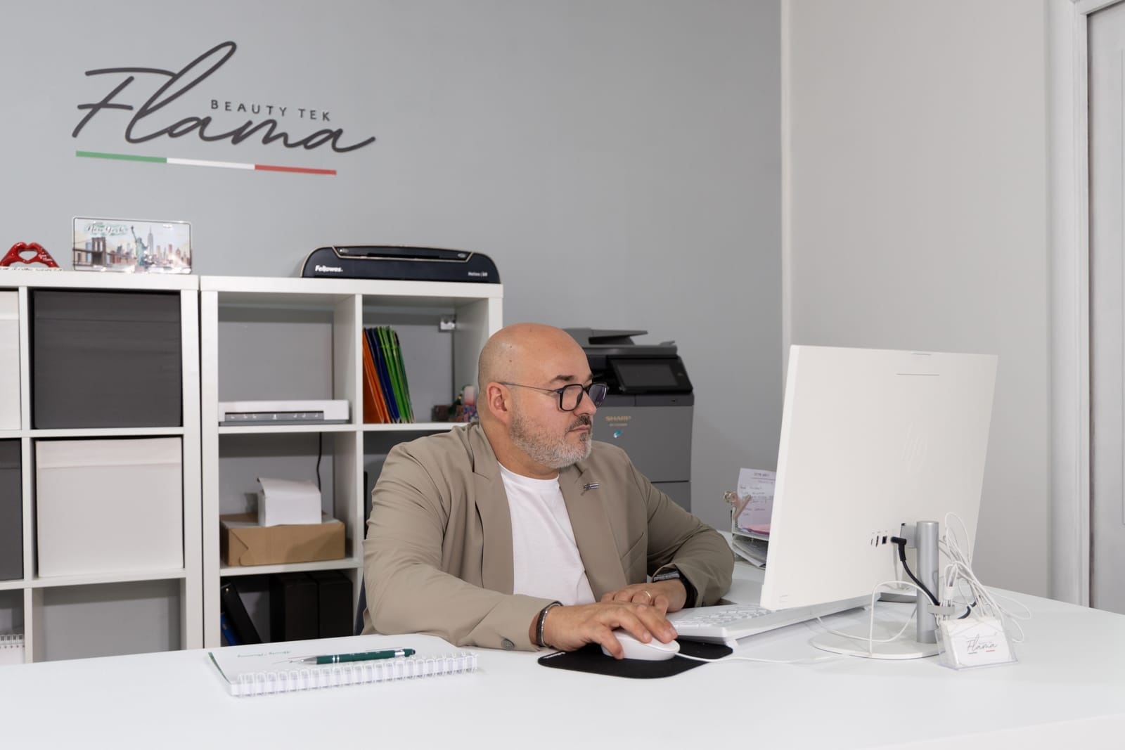 Il referente Flama Beauty Tek alla sua postazione negli uffici di Cercola