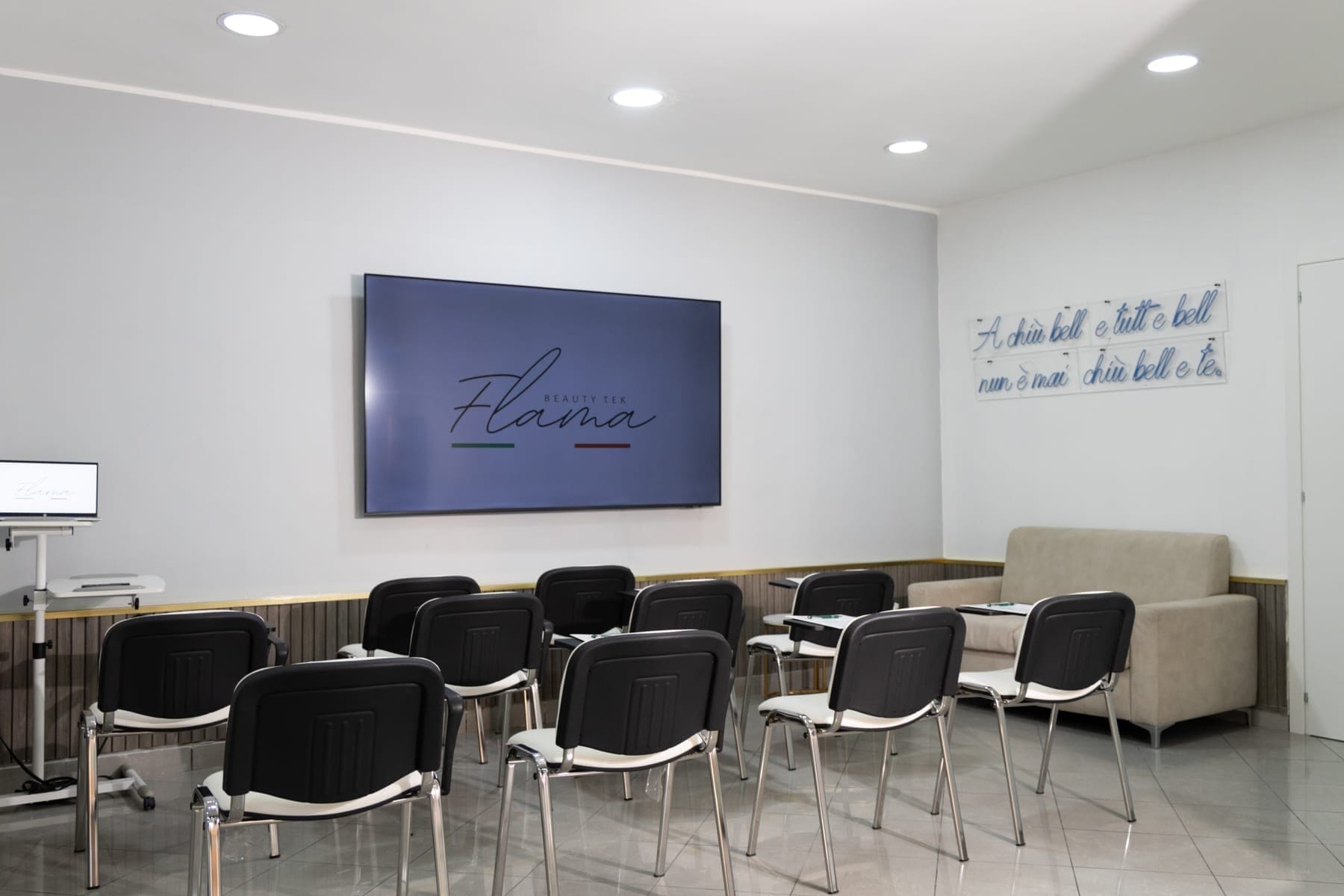 La sala formazione di Flama Beauty Tek, allestita per i corsi alle estetiste